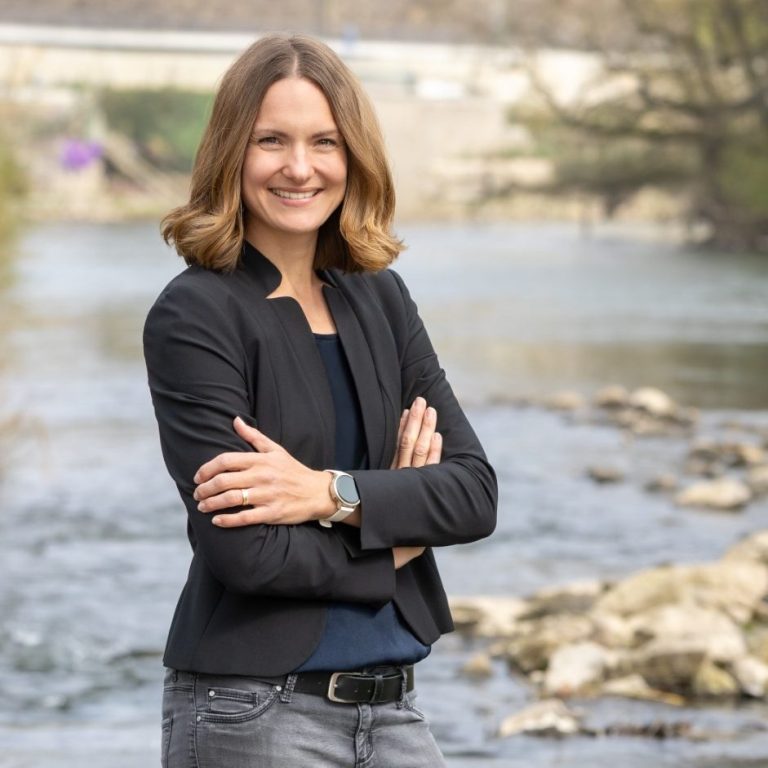 Steuerberaterin Agnes Toth am Neckarufer