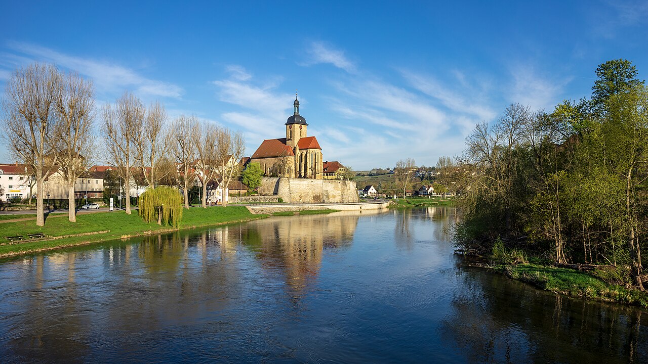 Regiswindiskirche über dem Neckar in Lauffen, mit Spiegelung im Wasser